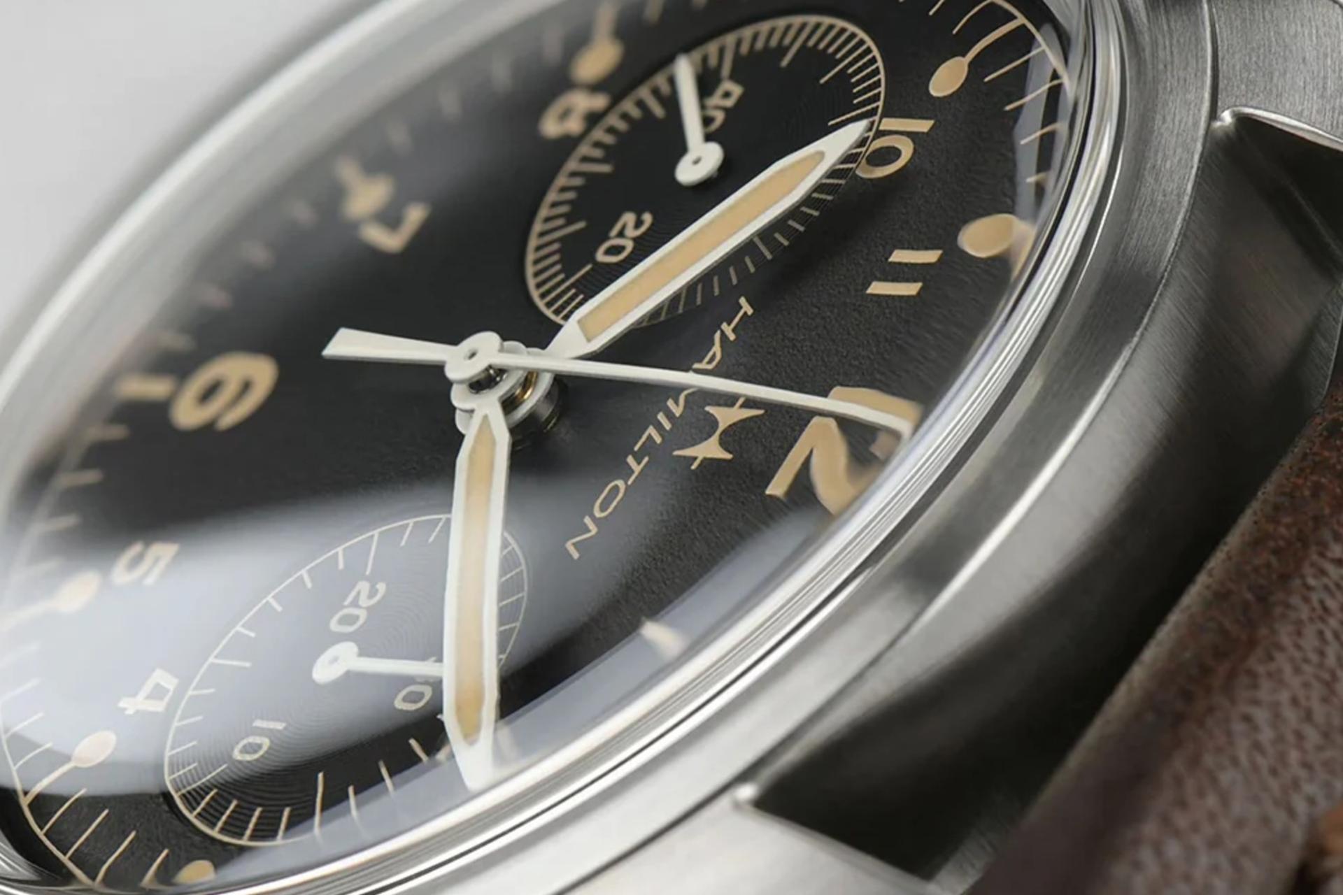 ساعت همیلتون Khaki Aviation Pioneer Mechanical Chrono نمای نزدیک صفحه