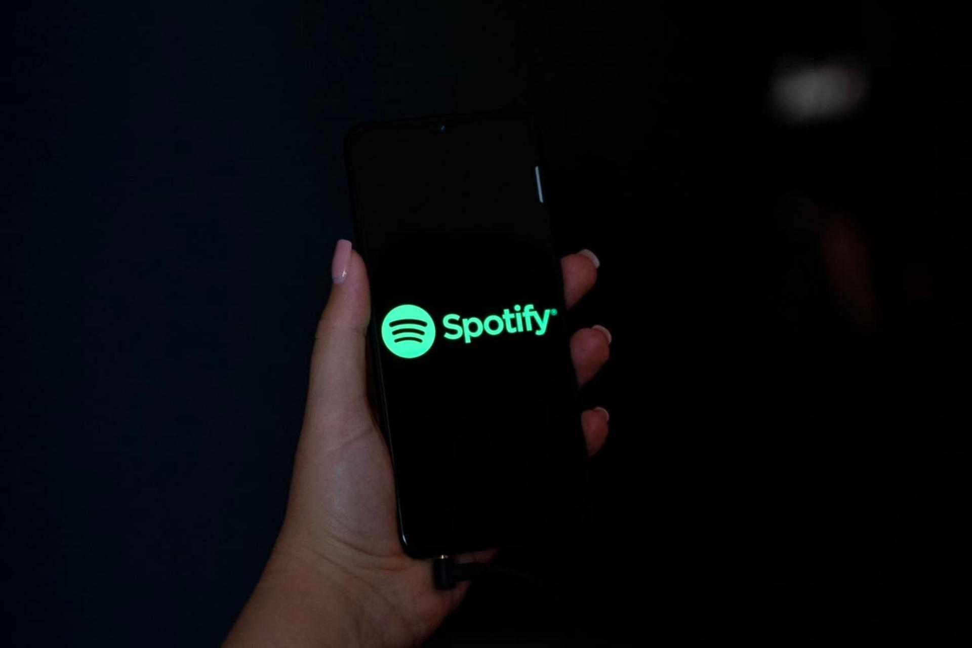 لوگو اسپاتیفای / Spotify / اسپاتی فای در موبایل در دست