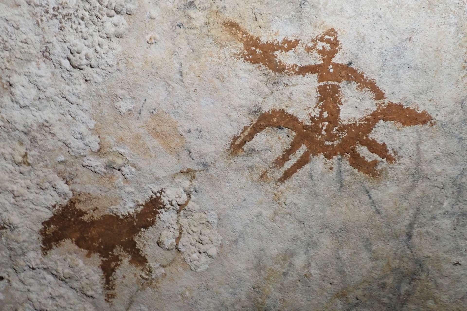 نقشِ سایه از دست بیش از ۶۷ هزار سال پیش توسط انسان‌های خردمند بر دیواره‌های غار در سولاوسی در اندونزی نقش بسته است.