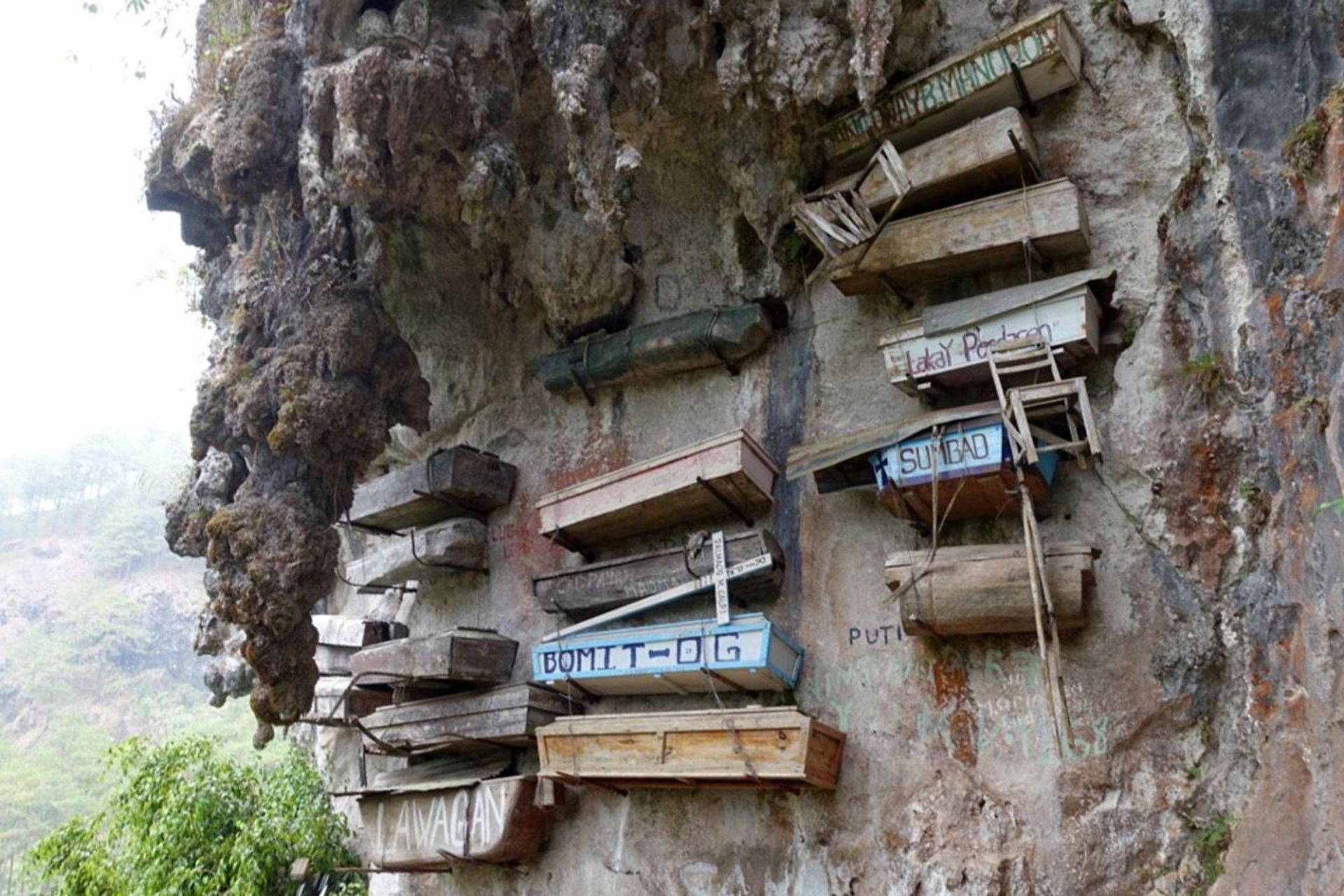 تابوت های آویزان در چین