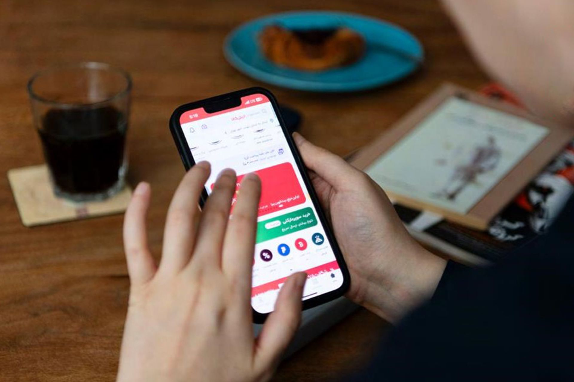 اپلیکیشن دیجی‌کالا روی صفحه گوشی در دست یک مرد