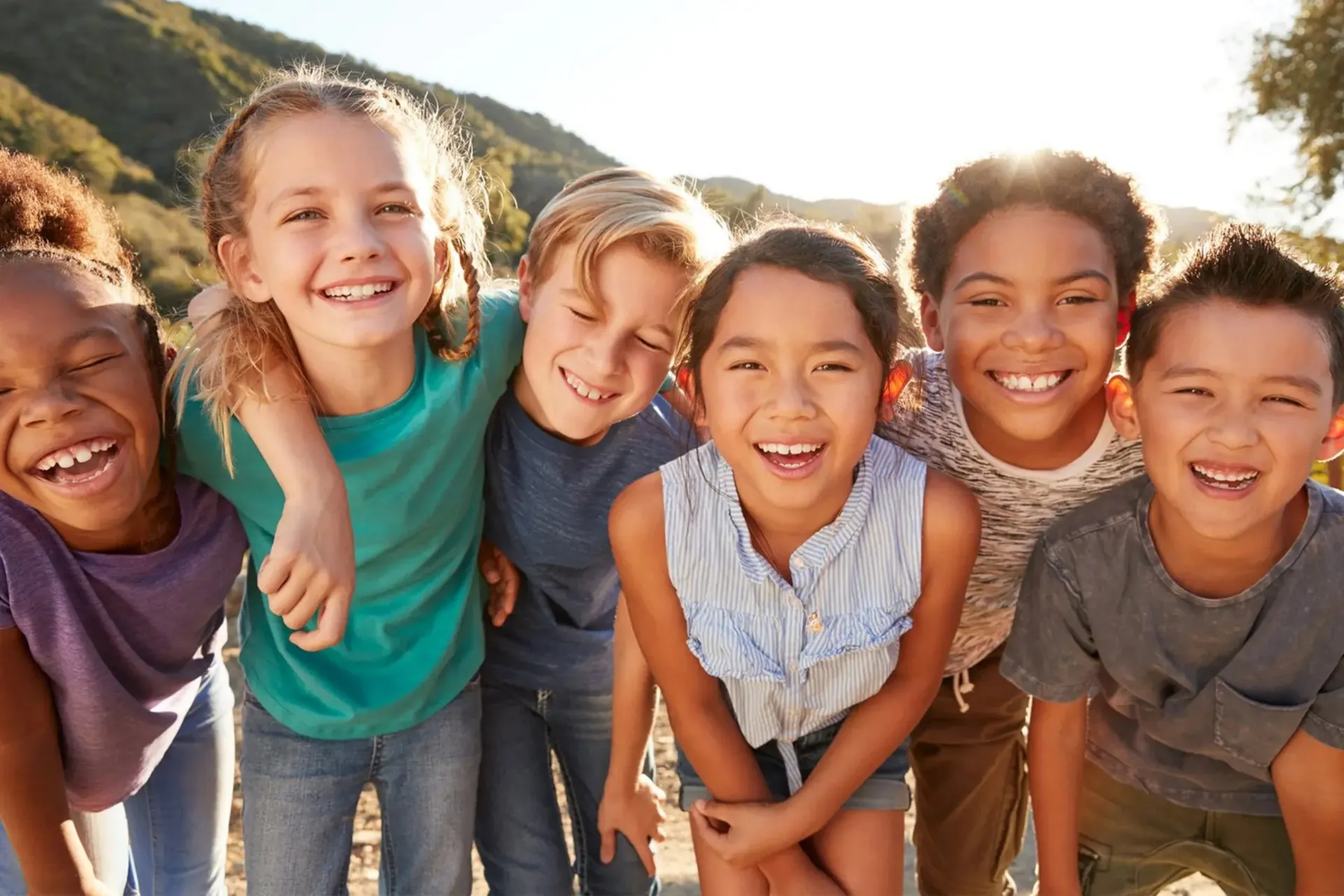 گروهی از کودکان شاد کنار هم در حال خندیدن