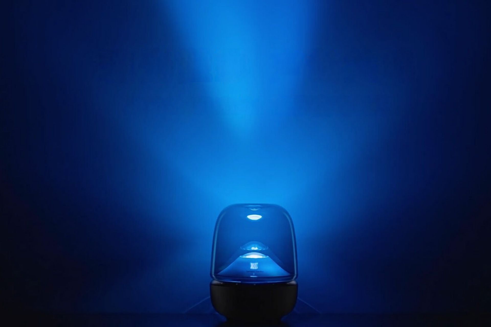 اسپیکر Aura Studio 5 هارمن کاردن درحال تولید رنگ آبی