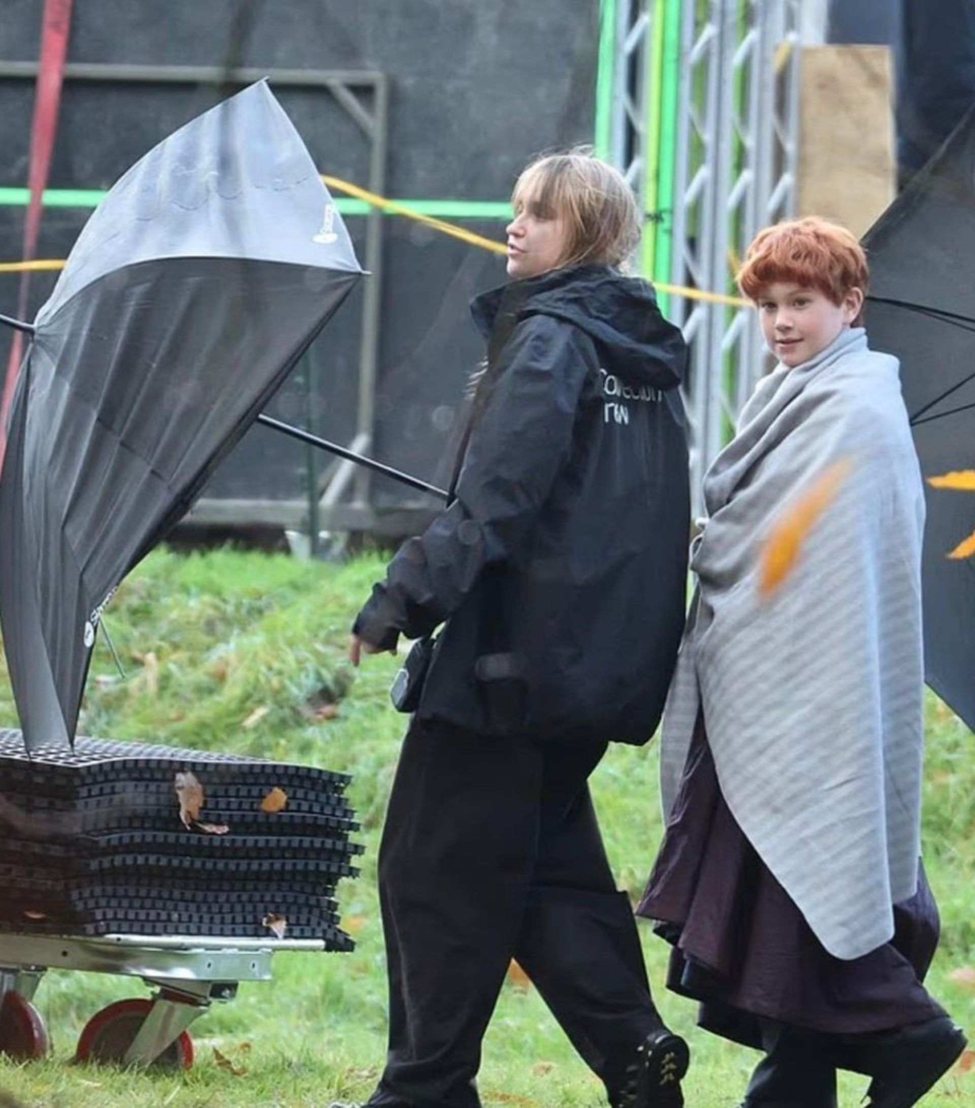 دو پسر نوجوان در پشت‌صحنه‌ی سریال هری پاتر