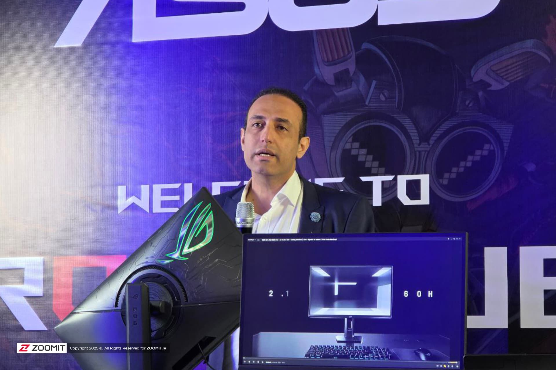 فردی در حال صبحت از پشت مانیتور