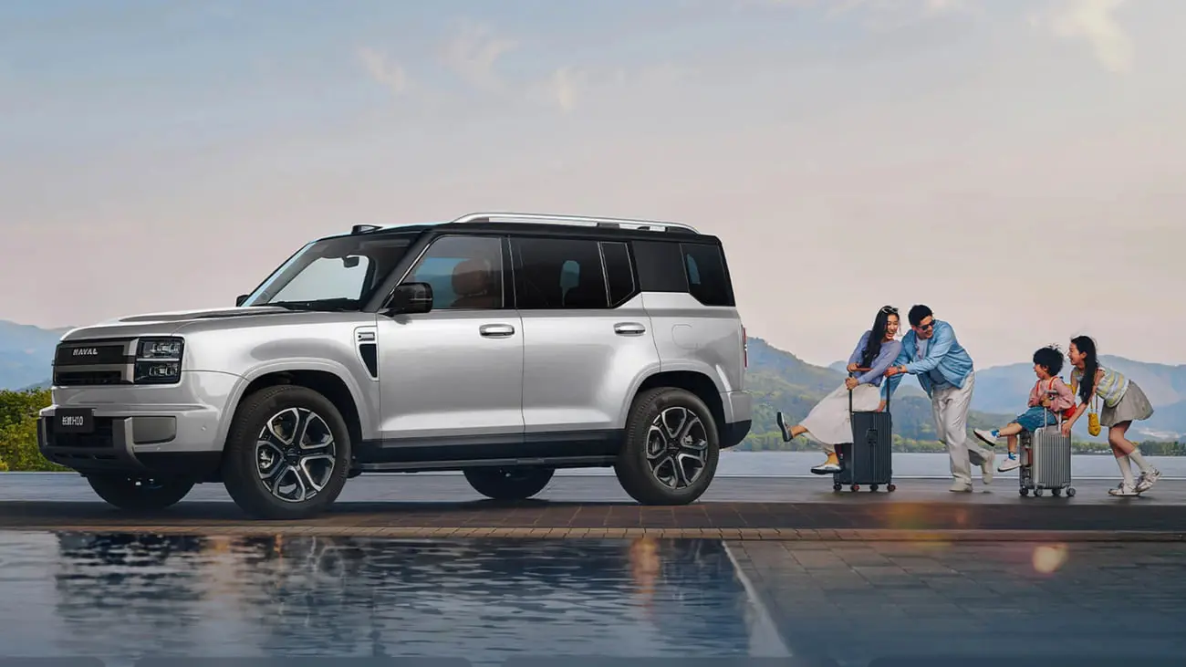 خودرو هاوال H10 (Haval H10) نقره‌ای در کنار یک خانواده