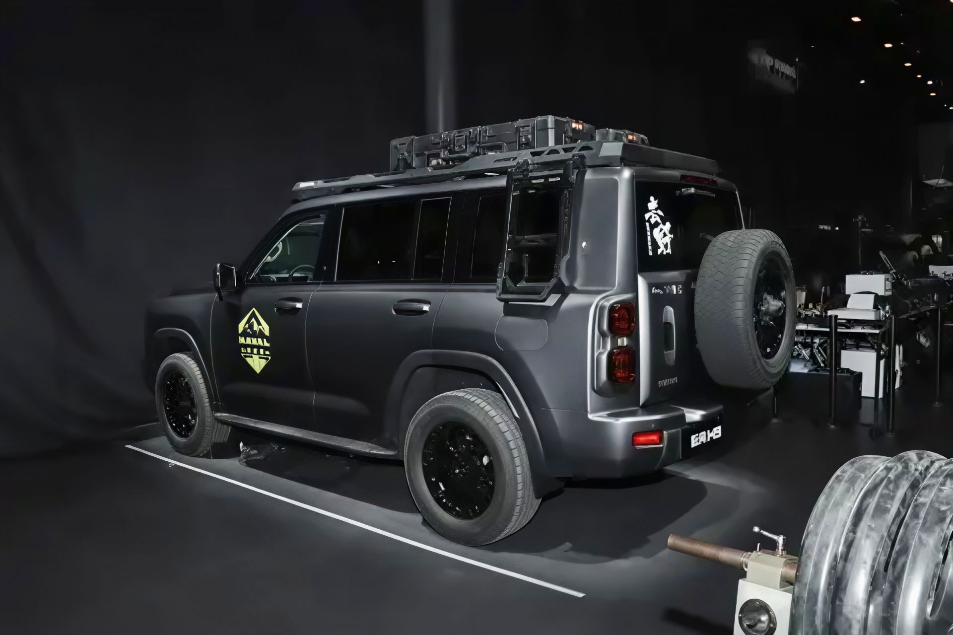 نمای سه‌چهارم عقب خودرو هاوال H9