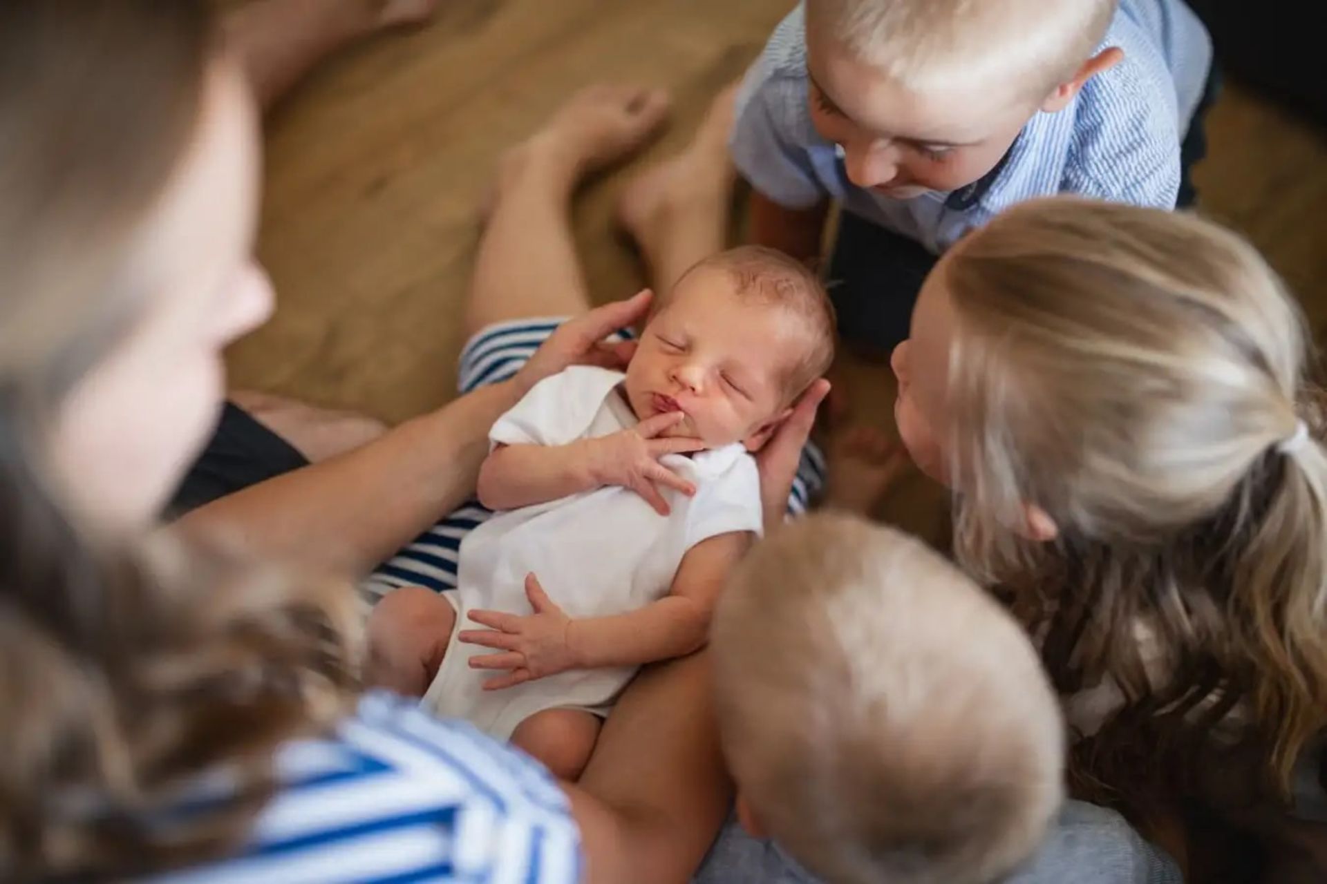 مادر و سه کودک خردسال و یک کودک نوزاد