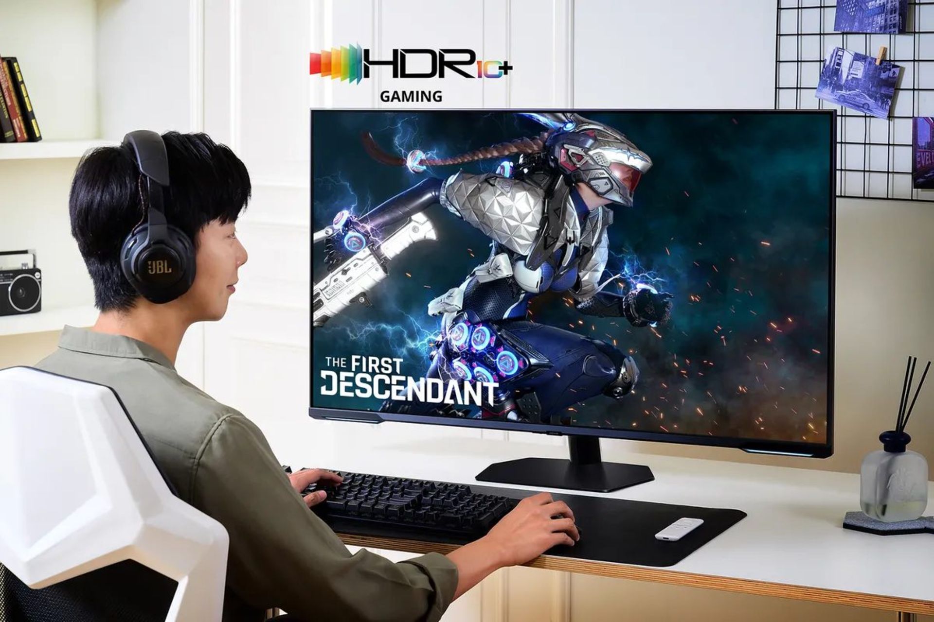 گیمر درحال بازی با کامپیوتر سازگار با HDR10 Plus Gaming