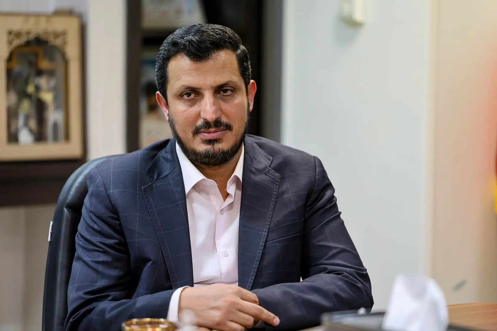 رئیس انجمن هوش مصنوعی در حال نشستن پشت میز کار
