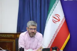 رئیس سازمان تنظیم مقررات (Regulator) در حال سخنرانی در نشست خبری