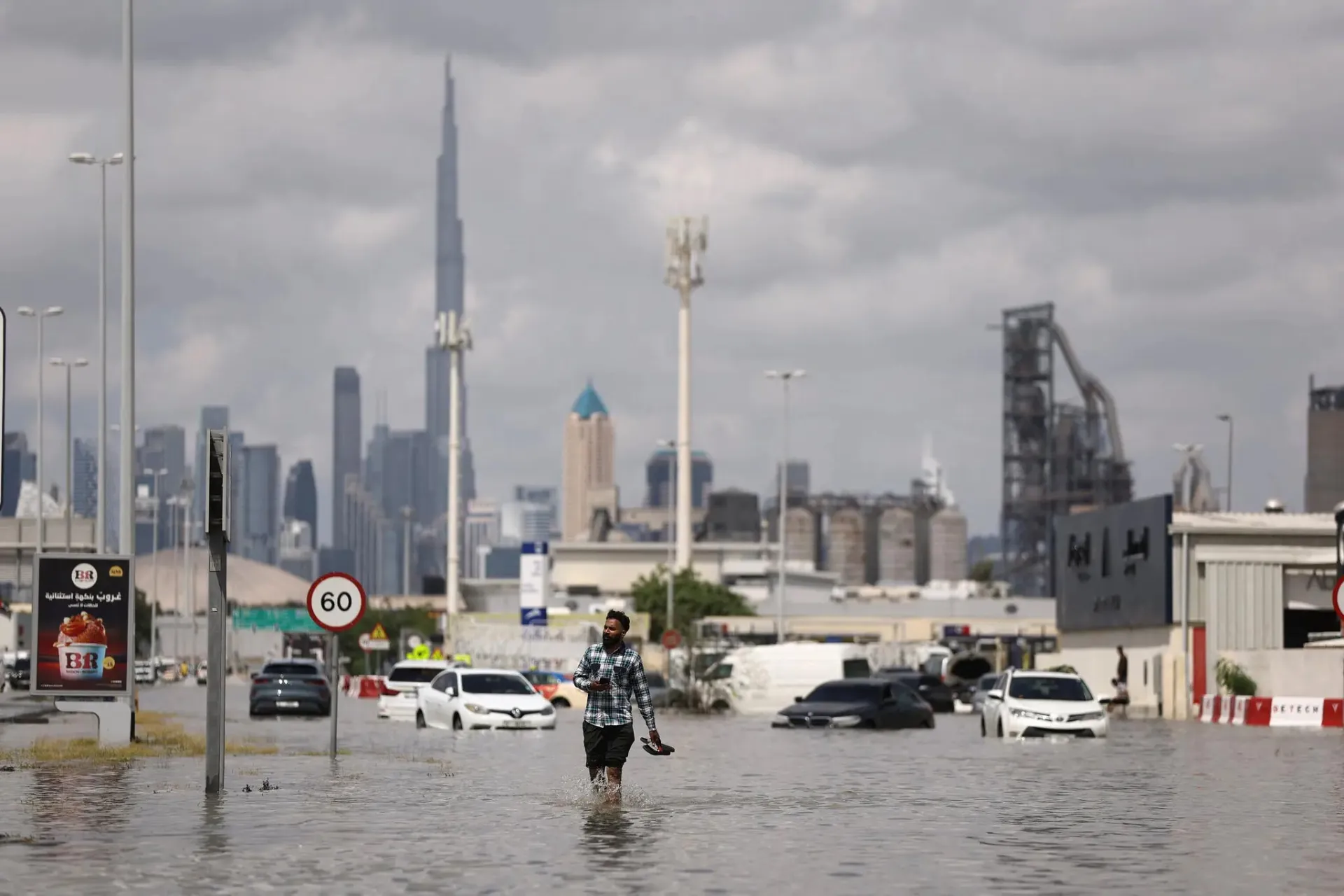 سیلاب شدید در بخش‌هایی از شهر دبی