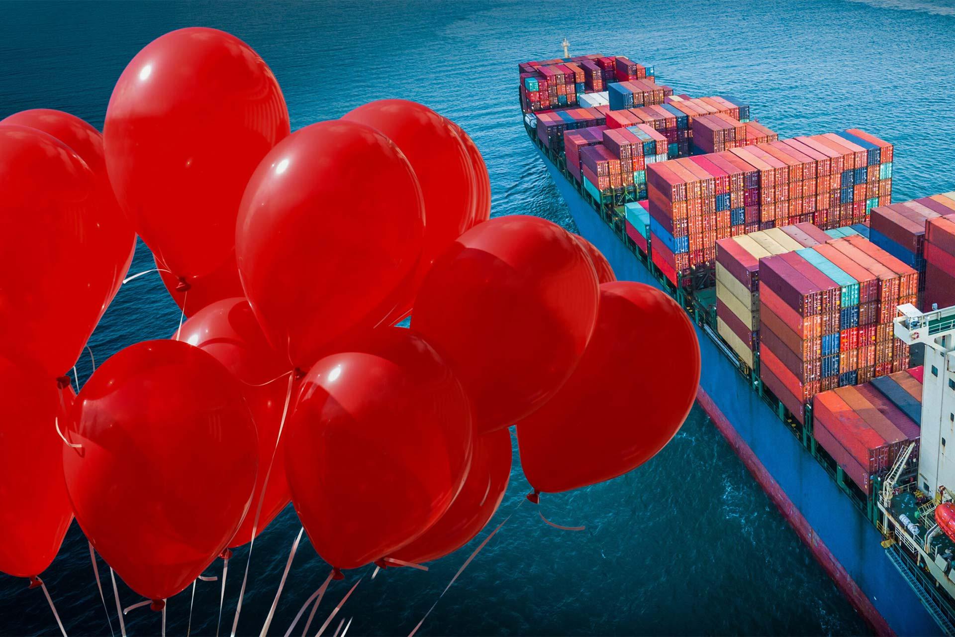 ترکیب تصاویر بادکنک هلیوم درکنار کشتی کانتینربر روی دریا