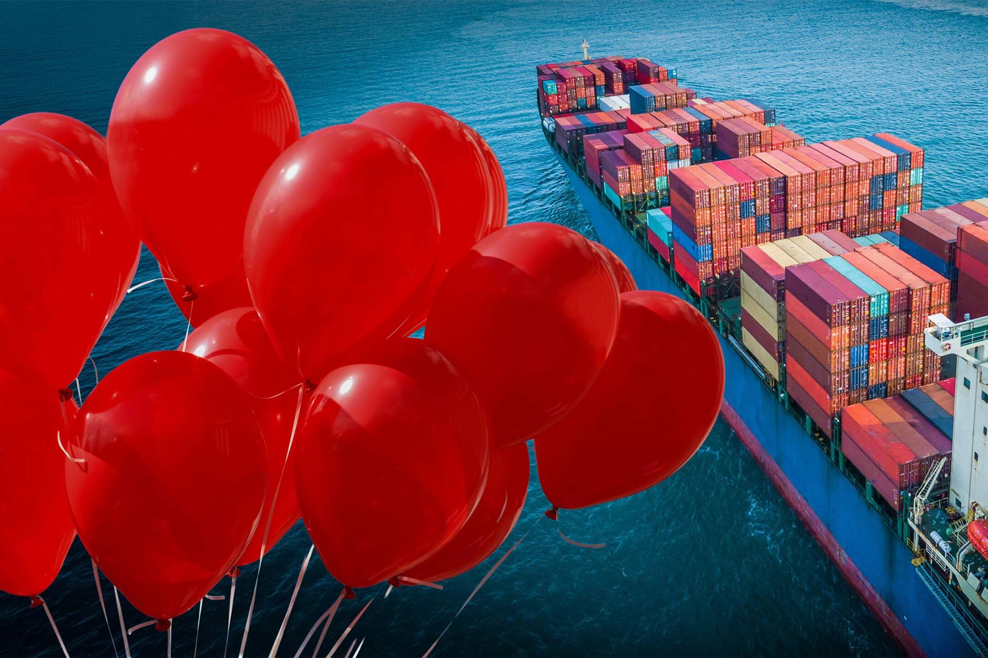 ترکیب تصاویر بادکنک هلیوم درکنار کشتی کانتینربر روی دریا
