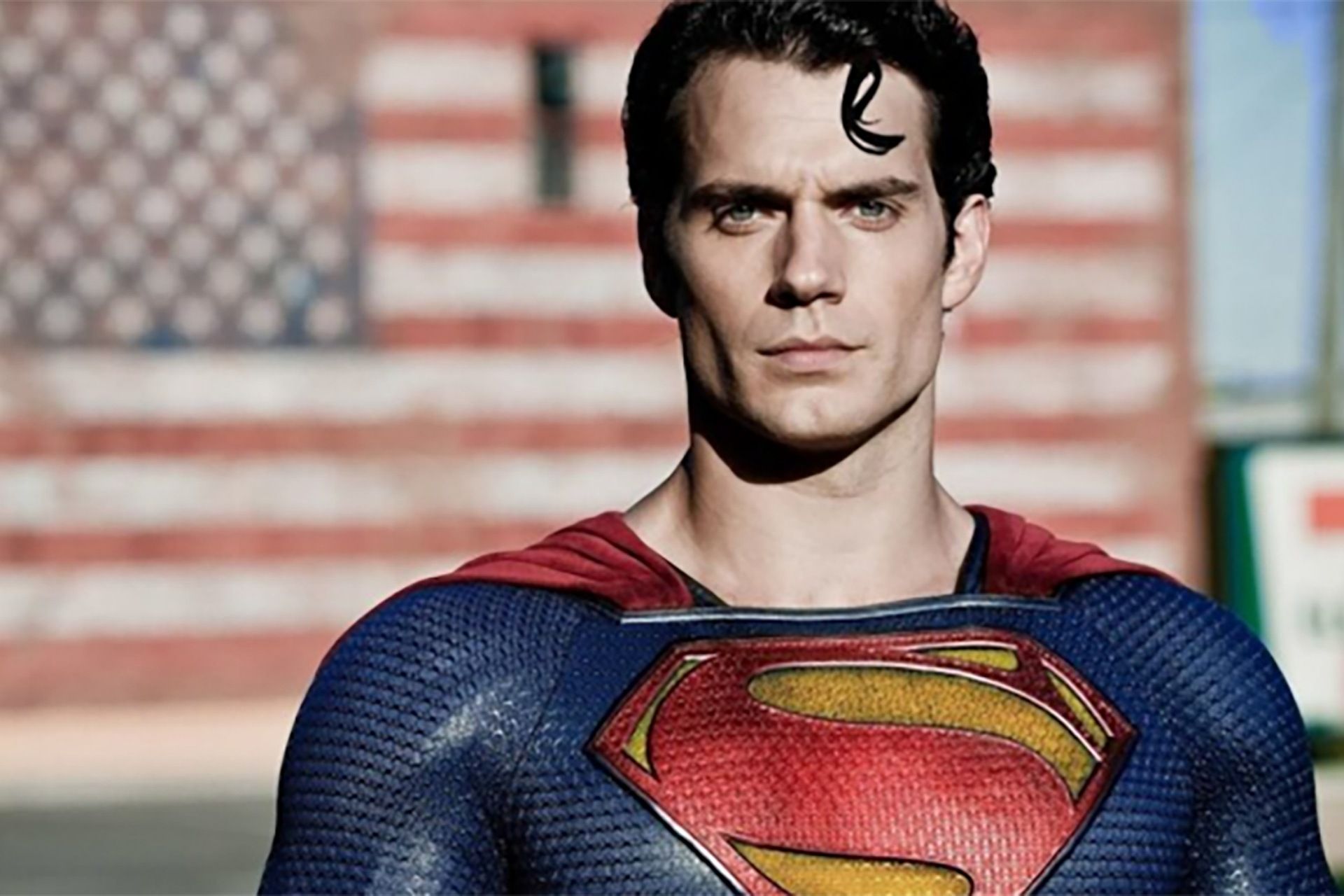 هنری کویل با لباس سوپرمن