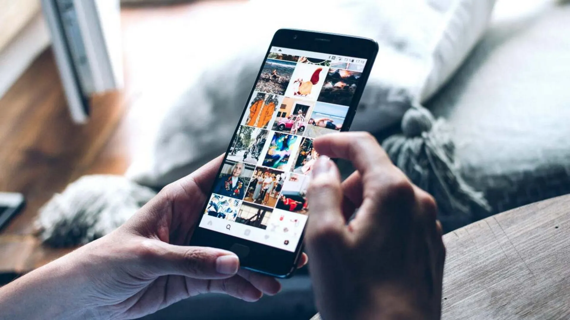 شخصی در حال نگاه کردن به صفحه سوشال مدیا 