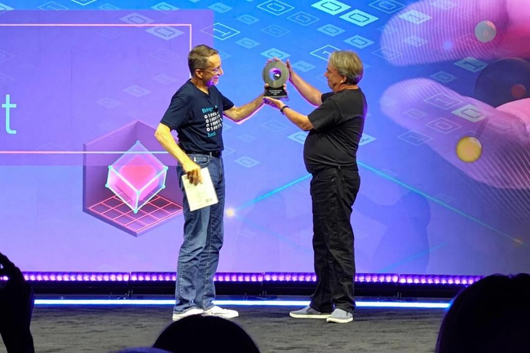 لینوس توروالدز در حال دریافت جایزه Intel InnovatiON از پت گلسینگر سپتامبر ۲۰۲۲