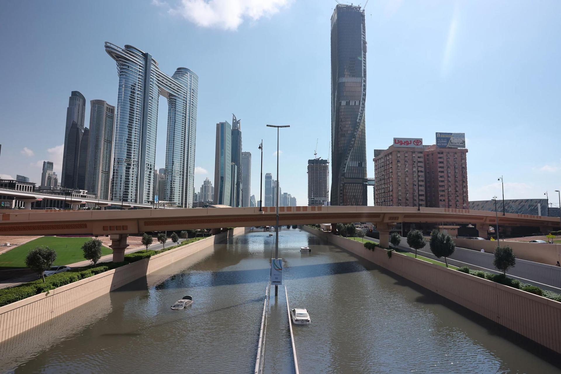 بزرگراهی در دبی غرق آب شده است