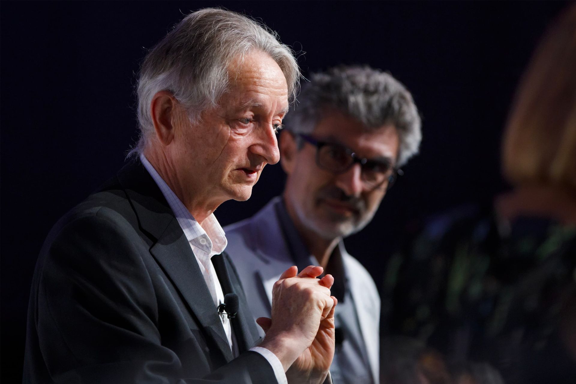 جفری هینتون / Geoffrey Hinton با کت شلوار و میکروفون