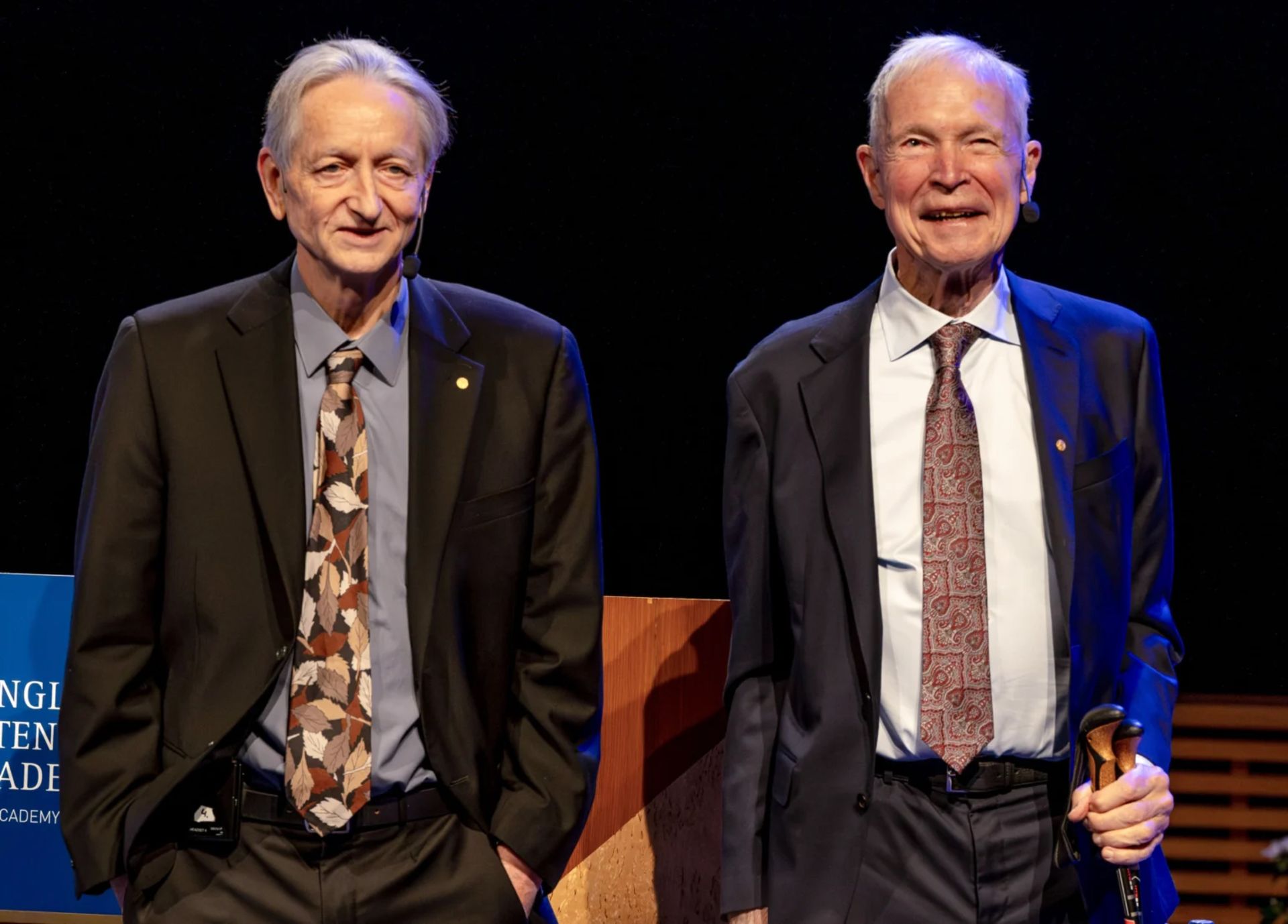 جفری هینتون و جان هاپفیلد هنگام دریافت جایزه‌ی نوبل فیزیک