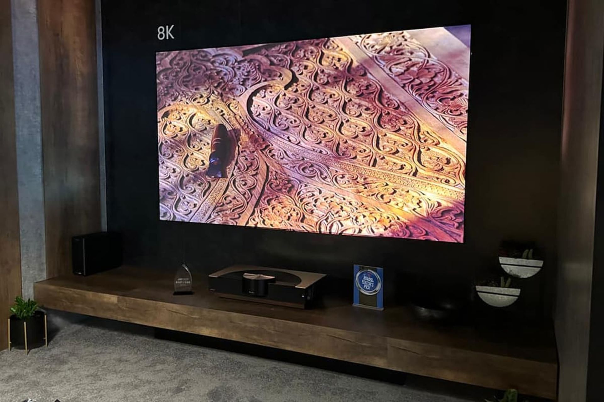 پروژکتور 8K لیزری های سنس با تصویر ۱۲۰ اینچ