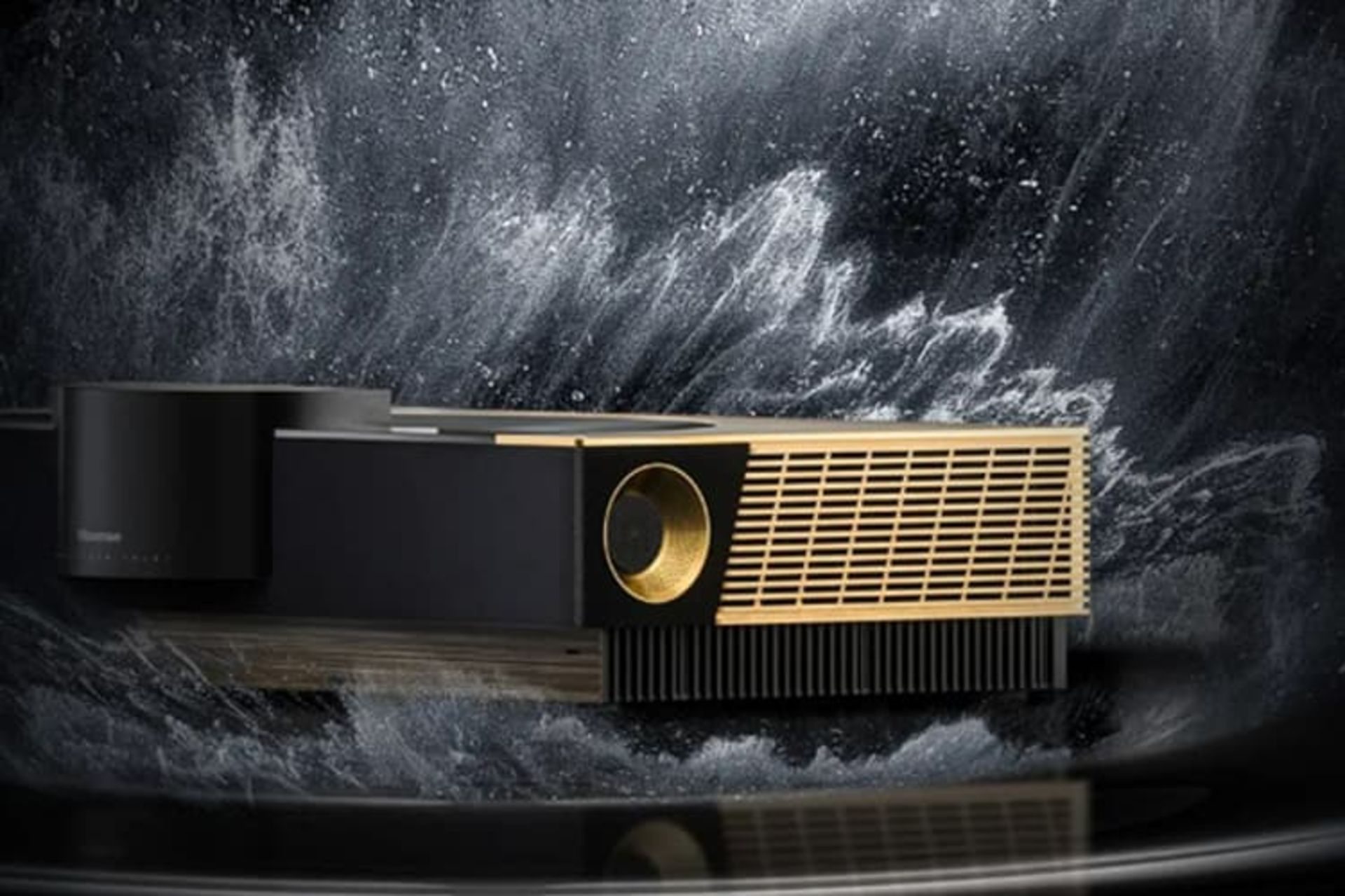 پروژکتور 8K لیزری های سنس از نمای جلو