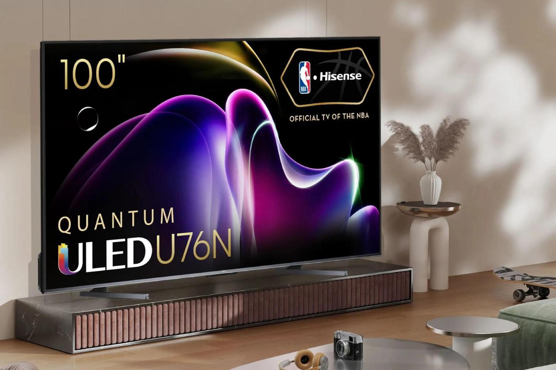 تلویزیون هایسنس U76 با ابعاد ۱۰۰ اینچ روی میز در خانه