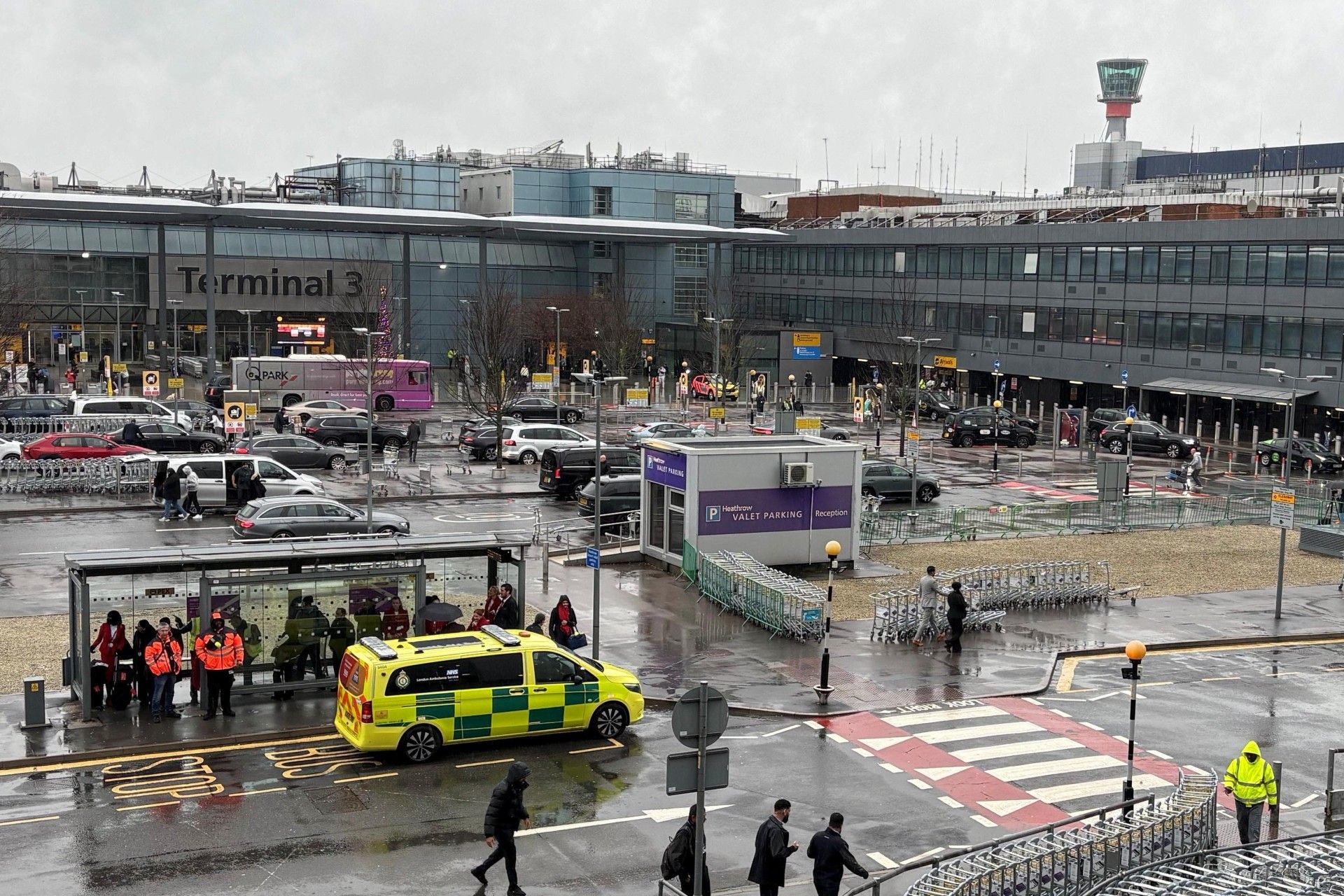 فضای بیرون فرودگاه هیترو لندن