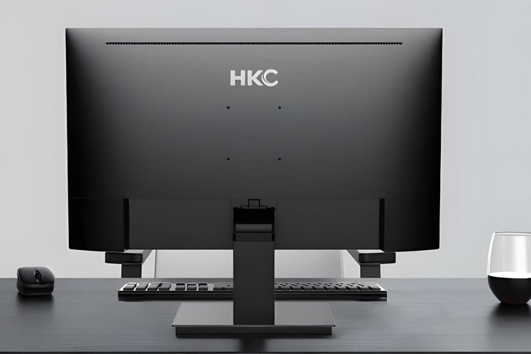 پشت مانیتور ۲۴٫۵ اینچی HKC V2511 روی میز دفتر با لوگوی HKC
