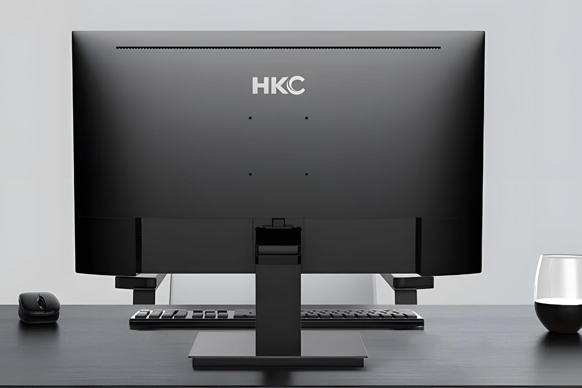 پشت مانیتور ۲۴٫۵ اینچی HKC V2511 روی میز دفتر با لوگوی HKC