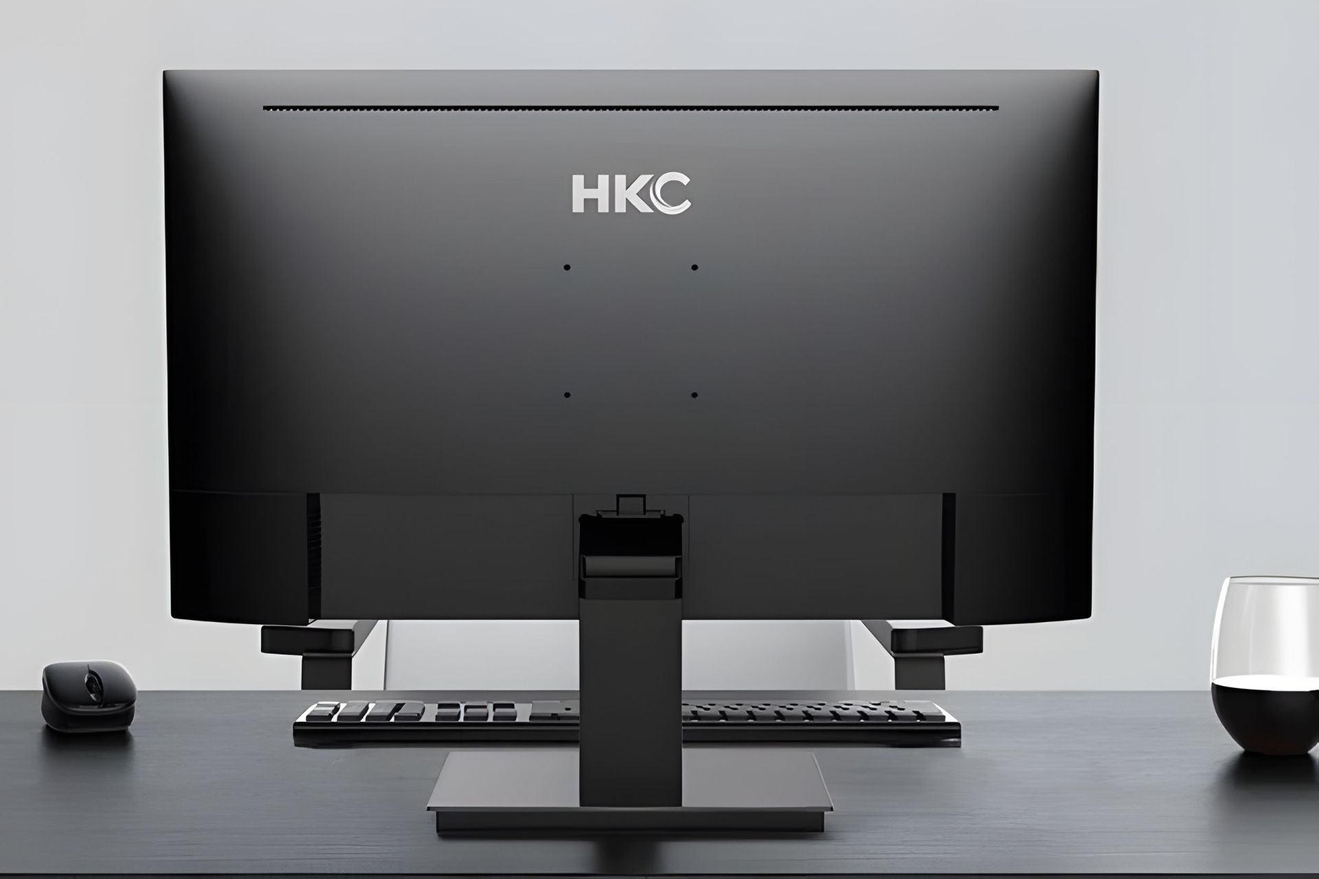 پشت مانیتور ۲۴٫۵ اینچی HKC V2511 روی میز دفتر با لوگوی HKC