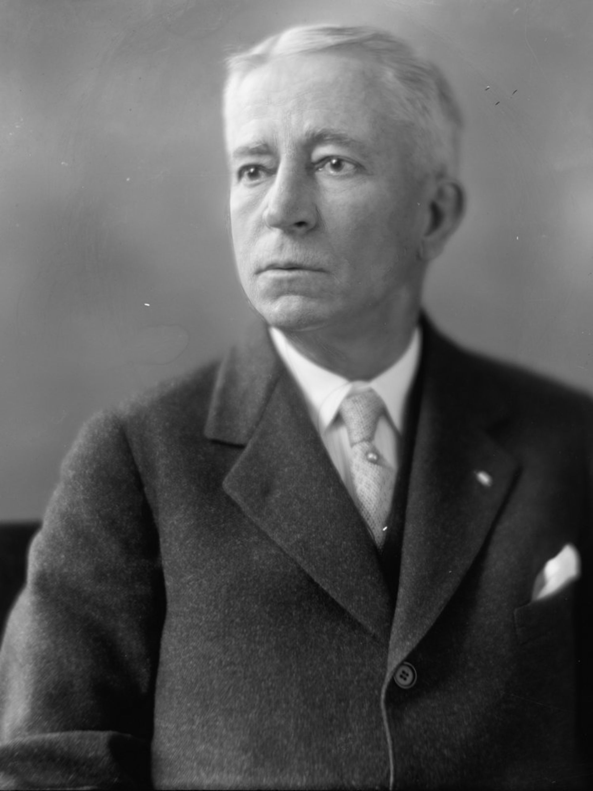 سرهنگ دوم هری هاجز رهبر پروژه طراحی و ساخت دروازه‌های قفل‌ کانال پاناما