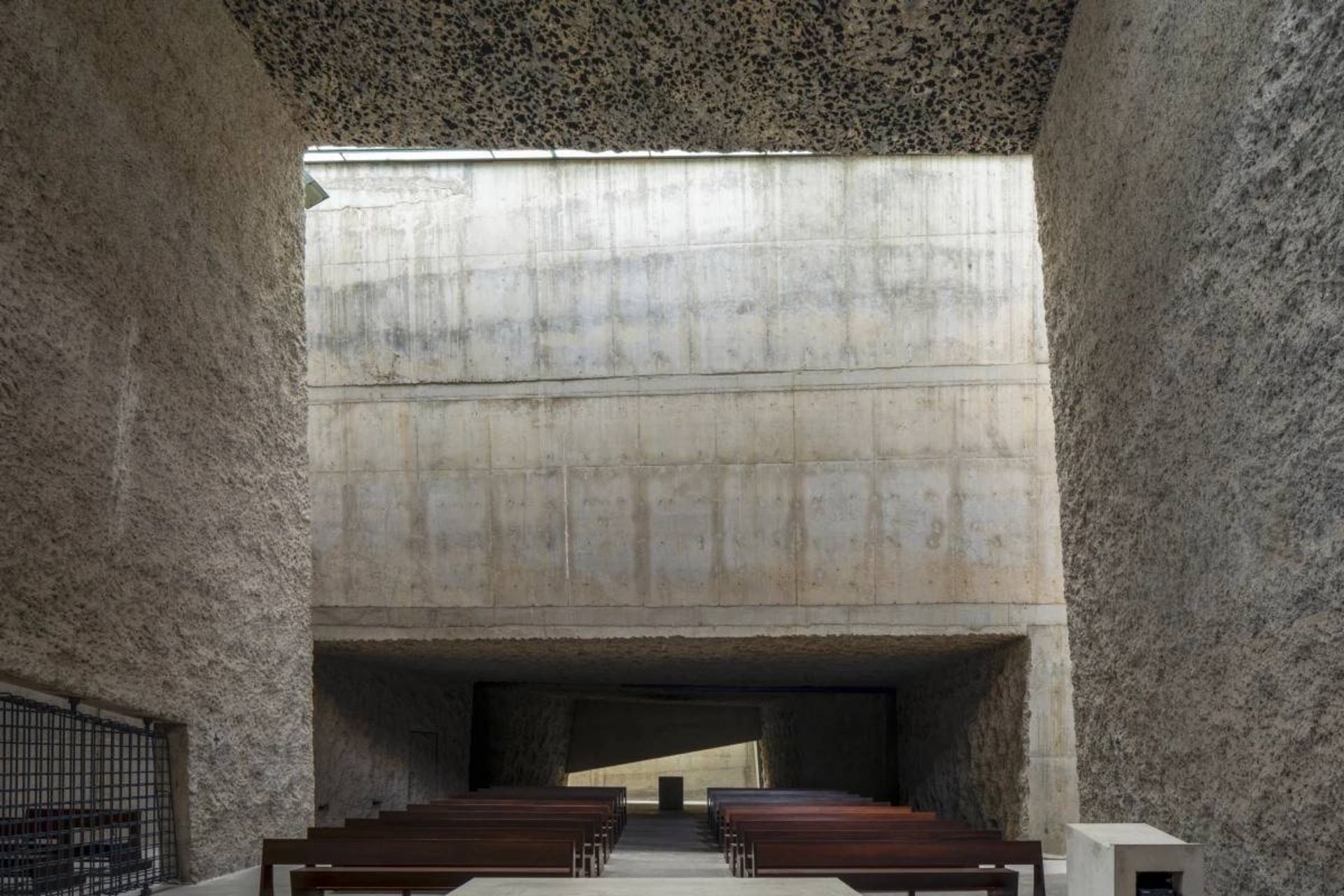 فضای داخل کلیسای بتنی اسپانیا