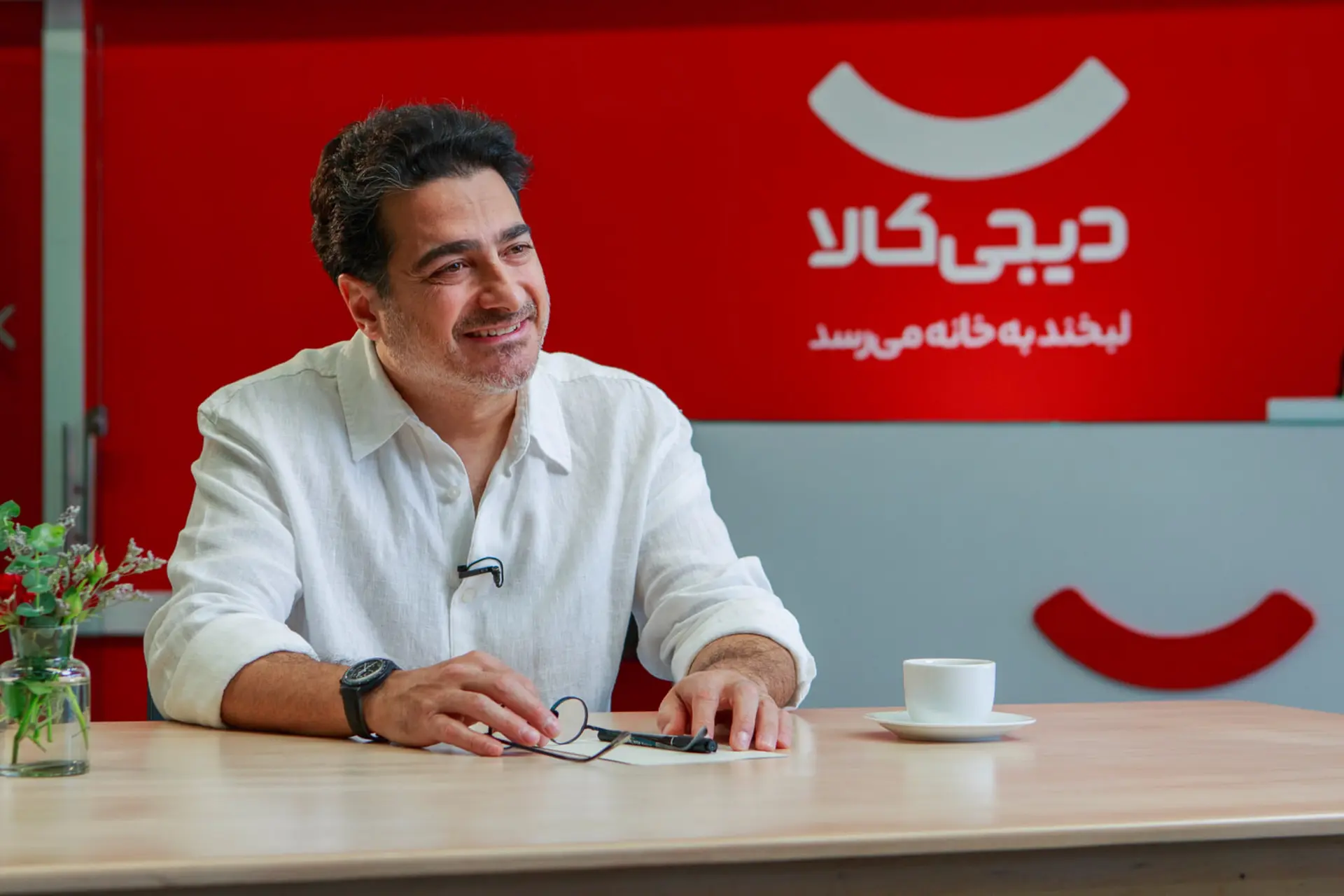 همایون شجریان پشت میز در فضای دیجی‌کالا