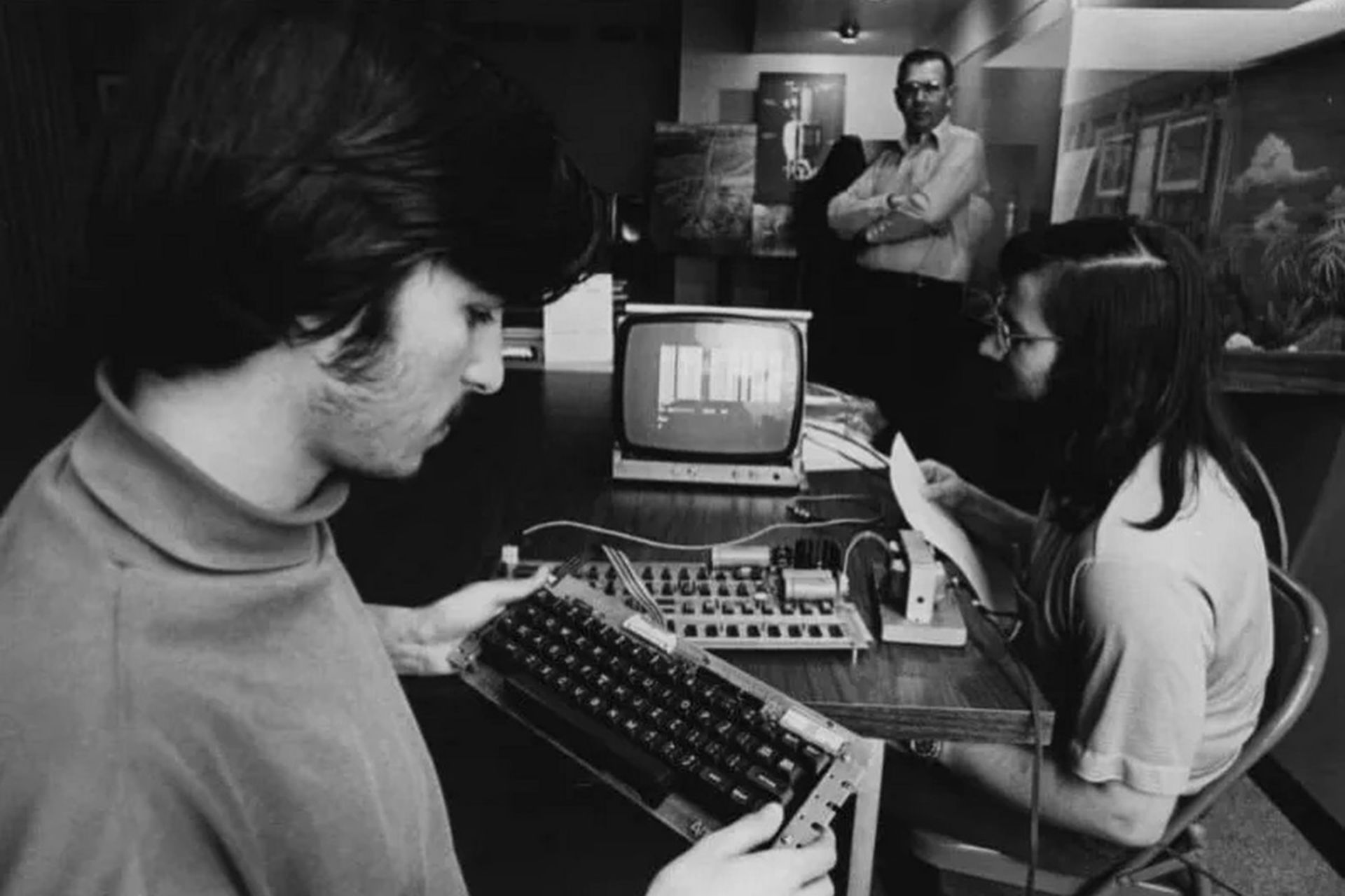استیو جابز کیبورد در دست از آلبوم Homebrew Computer Club 1975