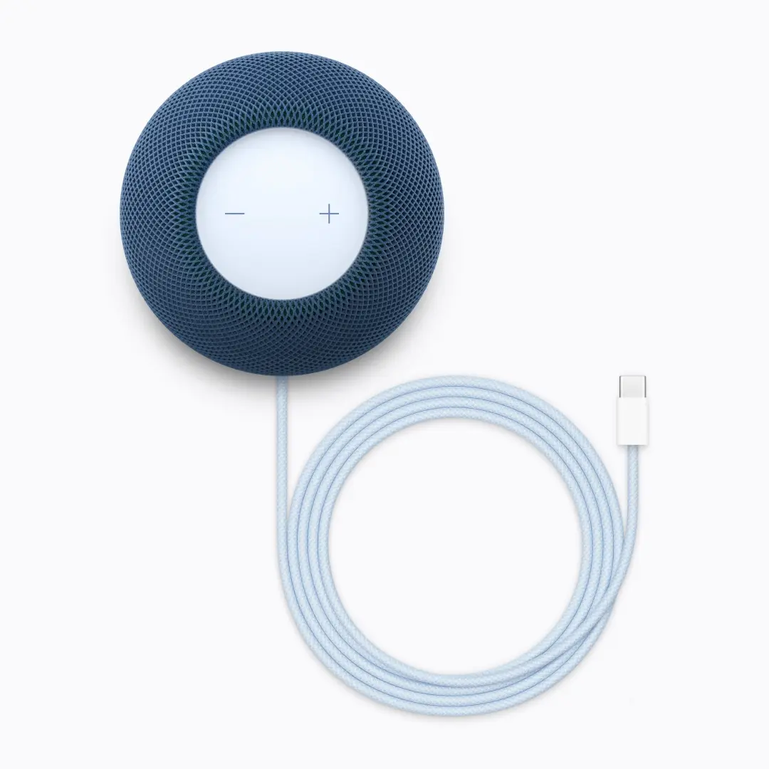 اسپیکر هوشمند هوم‌پاد مینی ۲ (HomePod mini 2) با بدنه مشبک آبی و کابل سفید