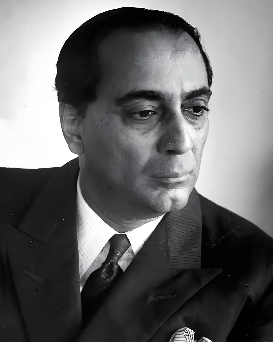 هومی بهابها (Homi Jehangir Bhabha) با کت و پیراهن رسمی