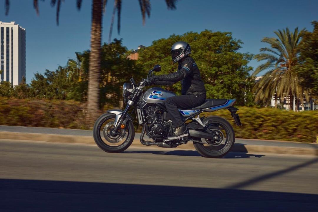 موتورسیکلت هوندا CB1000F در جاده درحال حرکت