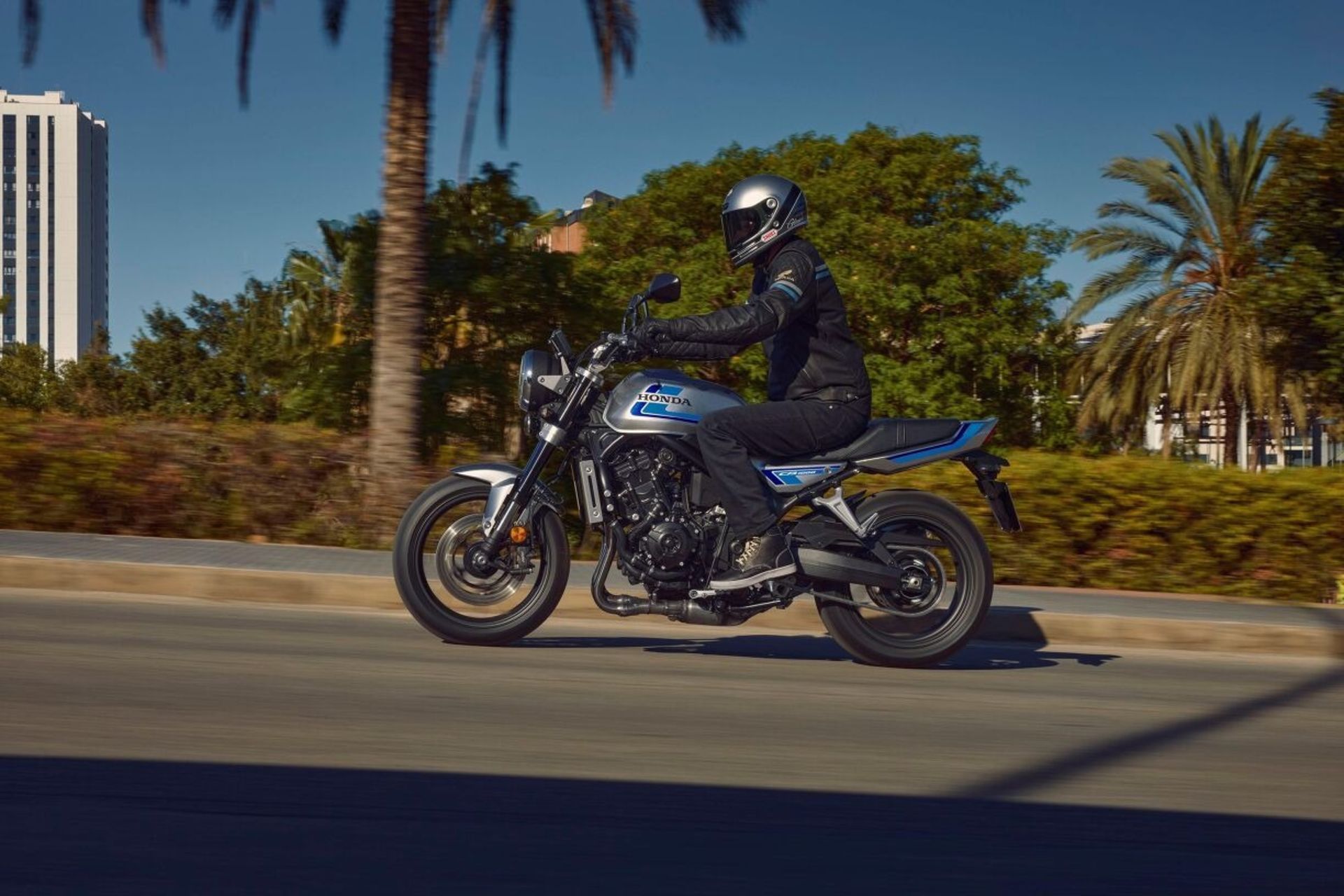 موتورسیکلت هوندا CB1000F در جاده درحال حرکت