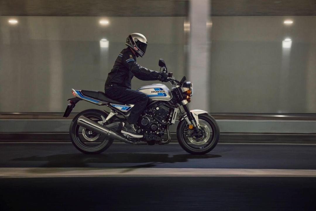 یک نفر درحال راندن موتورسیکلت هوندا CB1000F