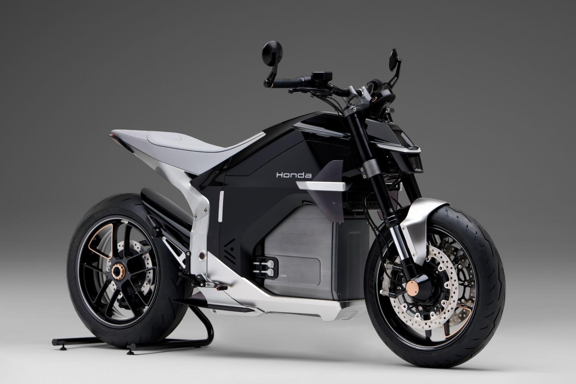 نمای سه‌چهارم جلو موتورسیکلت برقی هوندا