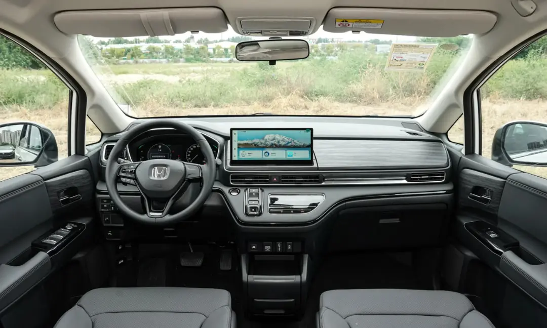 داشبورد و کابین جلوی خودرو هوندا اودیسه (Honda Odyssey) با نمایشگر لمسی