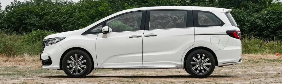 خودرو هوندا اودیسه (Honda Odyssey) سفید رنگ در فضای باز