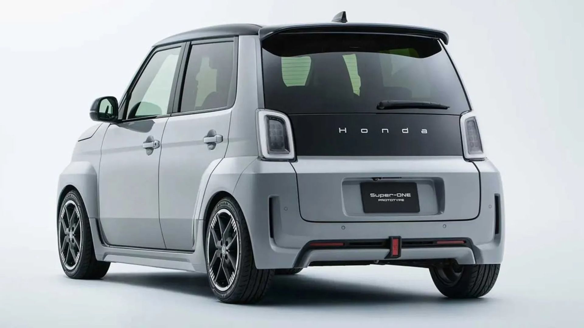 نمای سه‌چهارم عقبی خودروی هوندا سوپروان