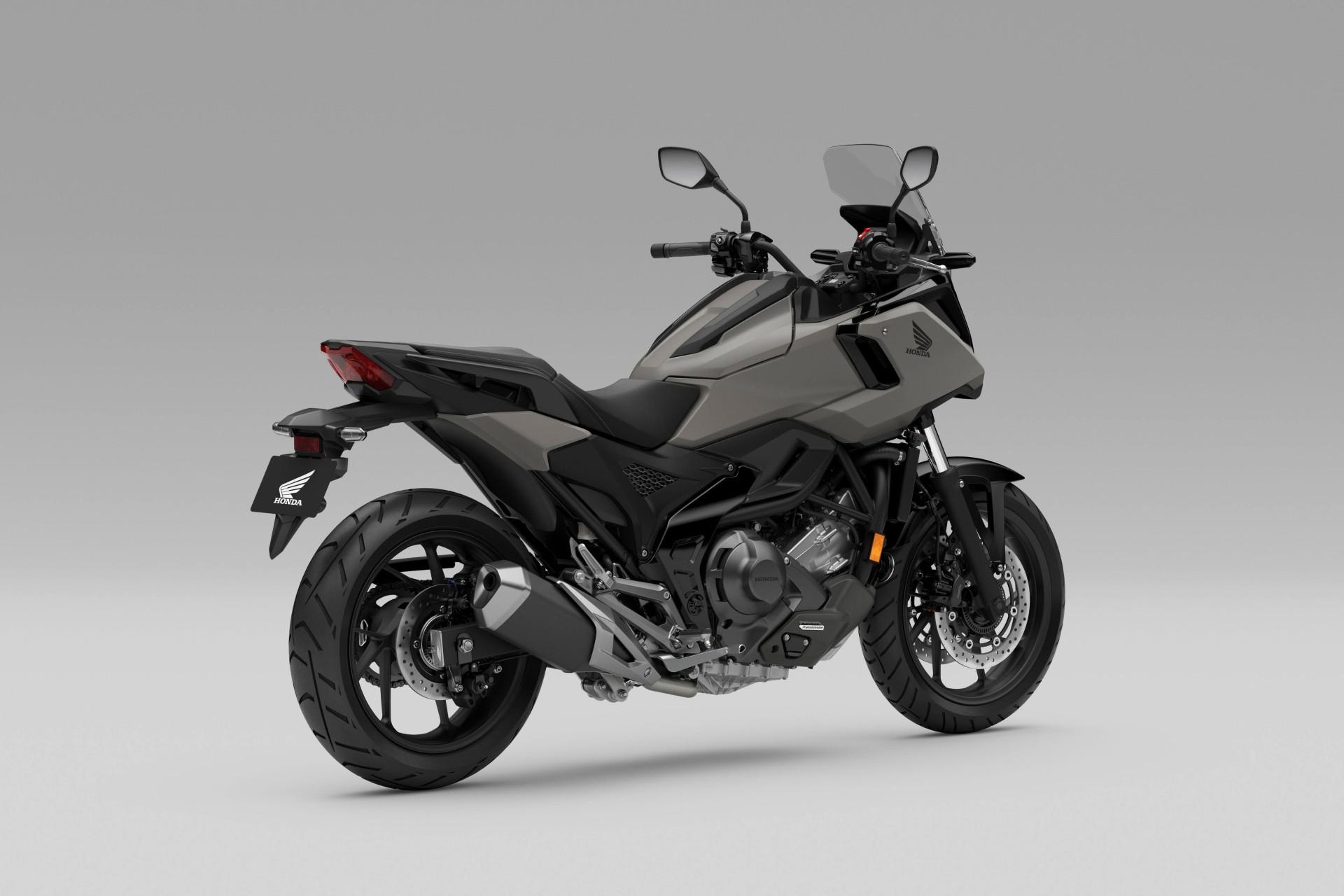 نمای سه‌چهارم عقب موتورسیکلت هوندا C750x