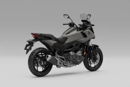 نمای سه‌چهارم عقب موتورسیکلت هوندا C750x