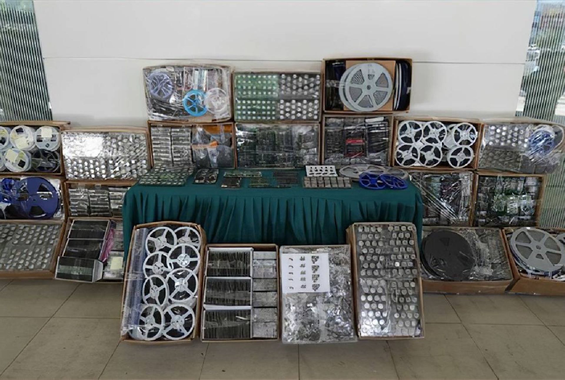 کابل و قطعات الکترونیکی توقیفی در گمرک هنگ کنگ