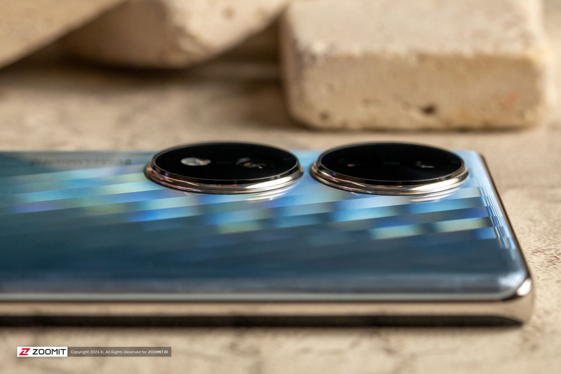 بیرون‌زدگی دوربین آنر ۷۰