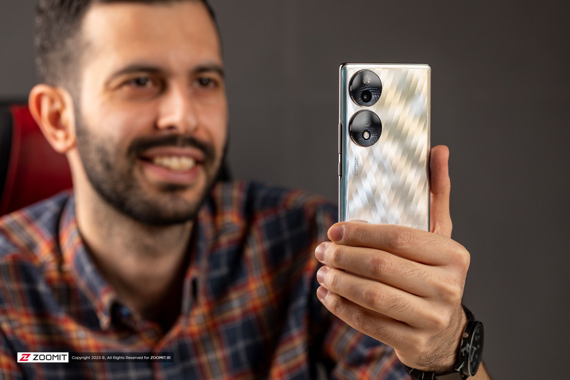 کاربر درحال عکاسی با آنر ۷۰