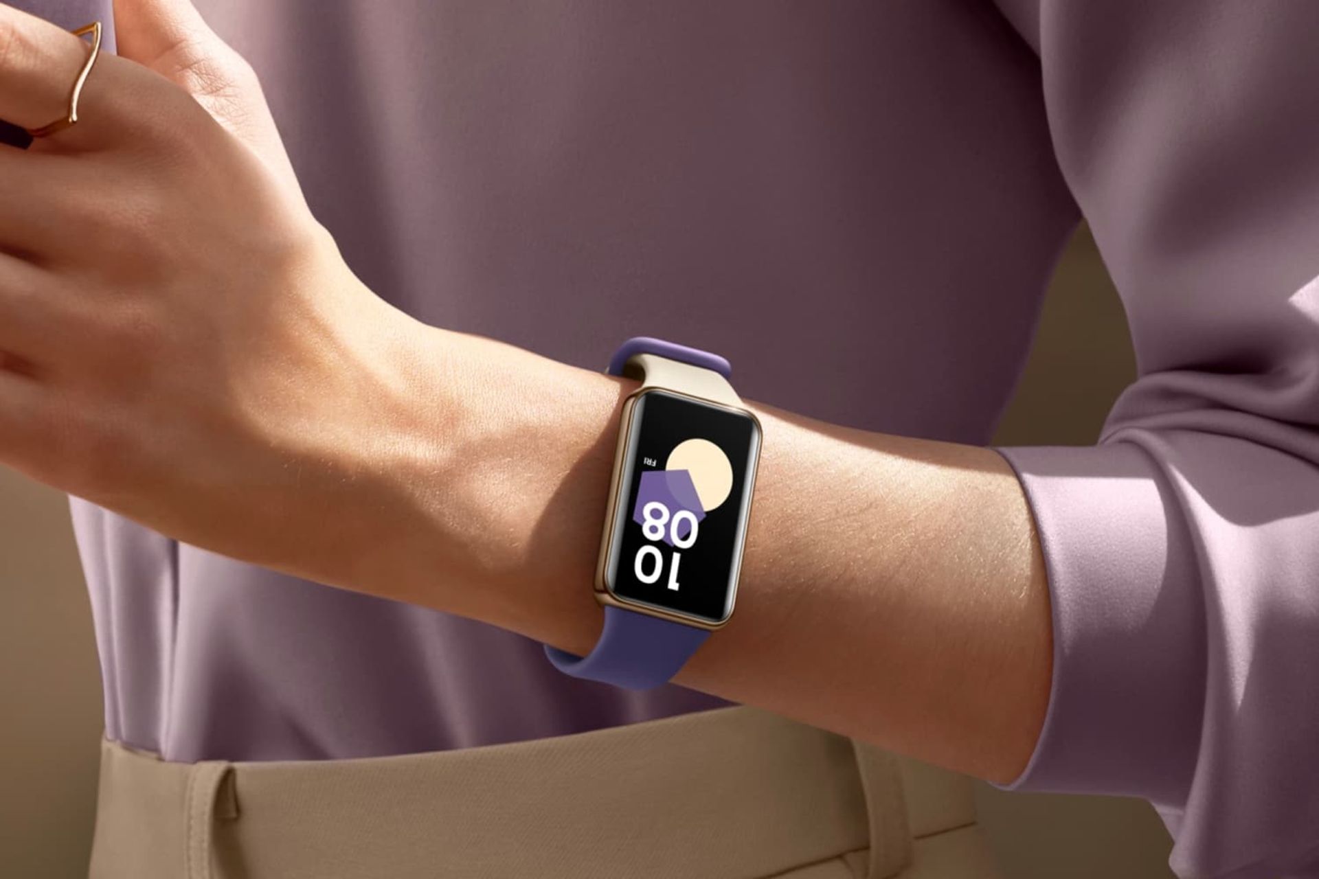 آنر بند ۹ / Honor Band 9 در دست یک دختر